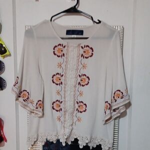 💜 3/$15💜Embroidered Floral Cream Top, Size XS💜